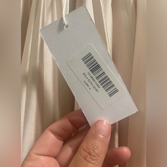 NWT gorgeous reformation satin skirt size 4 - Picture 9 of 12